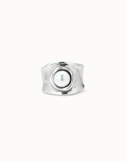Ring with pearl