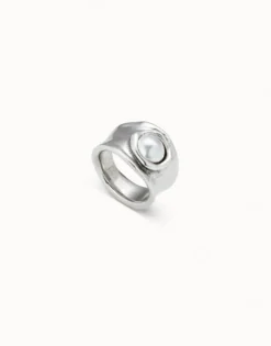 Ring with pearl