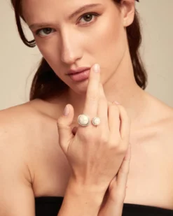 Ring with pearls