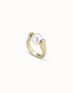 Ring with small pearl