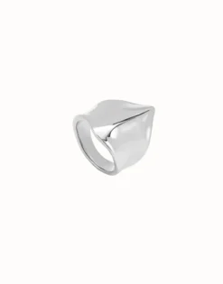 Ring with the shape of a manta ray