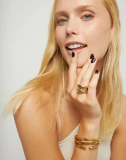 Ring with three intertwined organic shapes