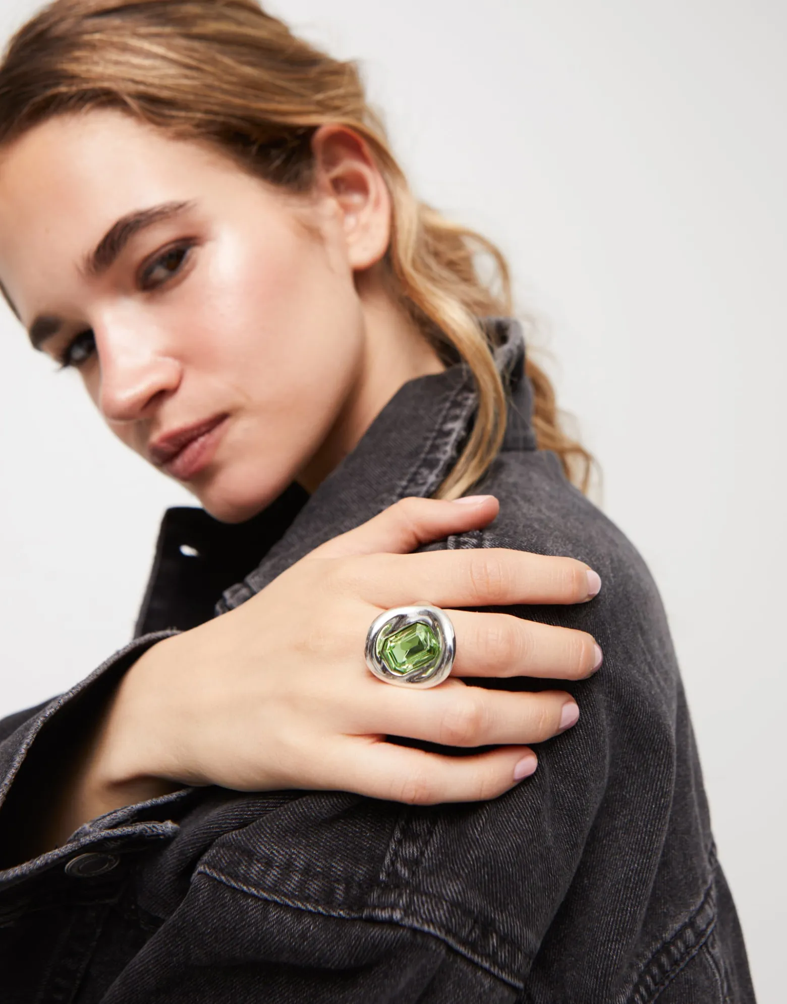 Ring with turquoise crystal