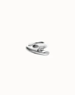 Ring with two intertwined organic forms