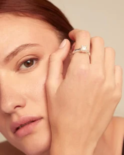 Ring with white zirconia