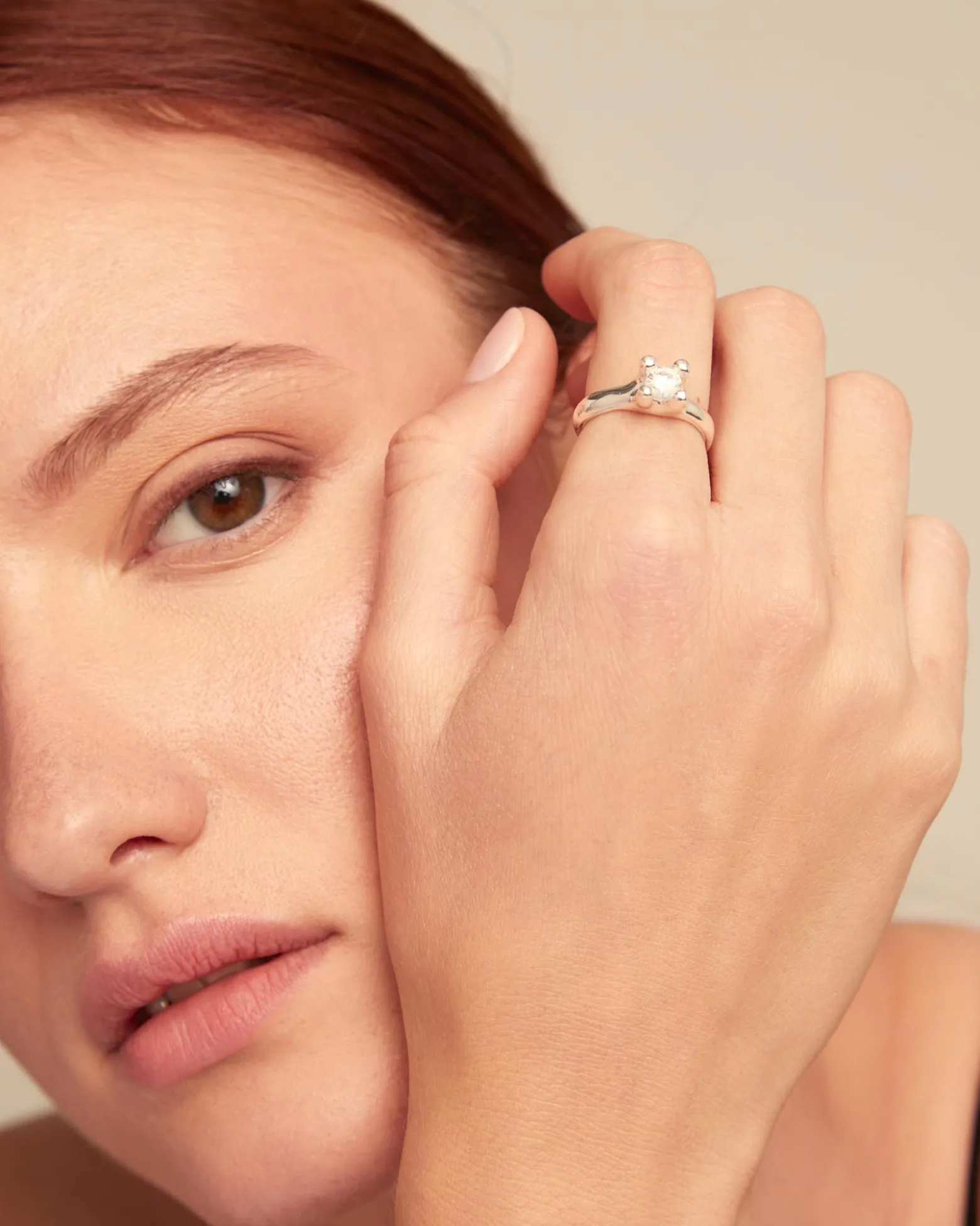 Ring with white zirconia
