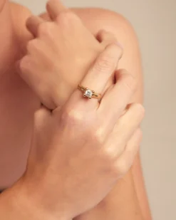 Ring with white zirconia