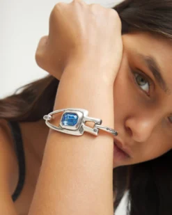 Semi-rigid bracelet with blue faceted crystal