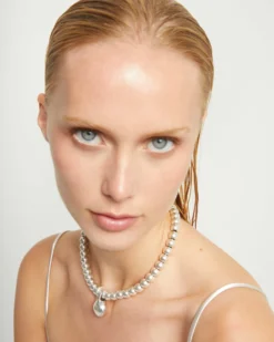 Short beaded necklace with medium and a large sphere