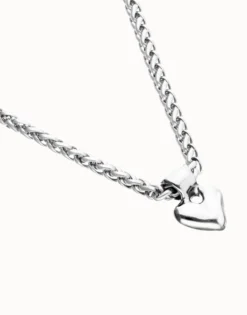 Short chain necklace with small heart detail