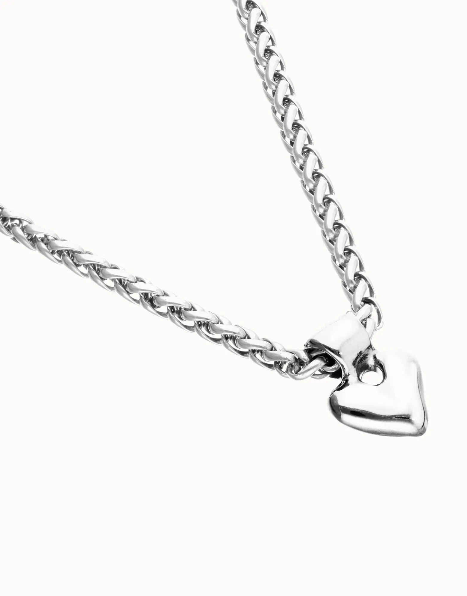 Short chain necklace with small heart detail