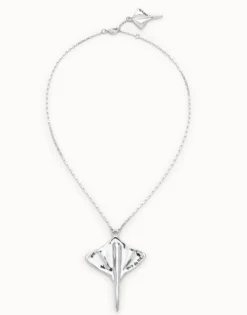 Short chain pendant necklace with manta ray