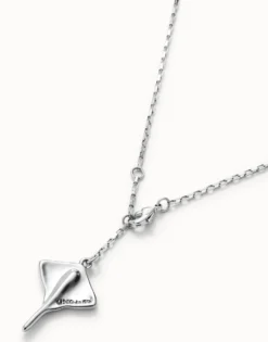 Short chain pendant necklace with manta ray