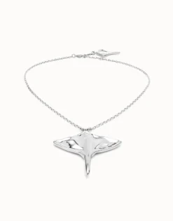 Short chain pendant necklace with manta ray