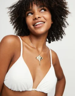 Short chain pendant necklace with manta ray
