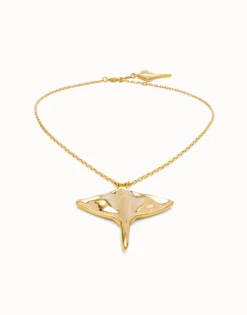Short chain pendant necklace with manta ray