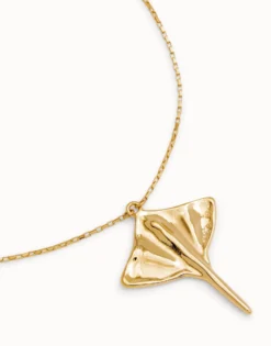 Short chain pendant necklace with manta ray