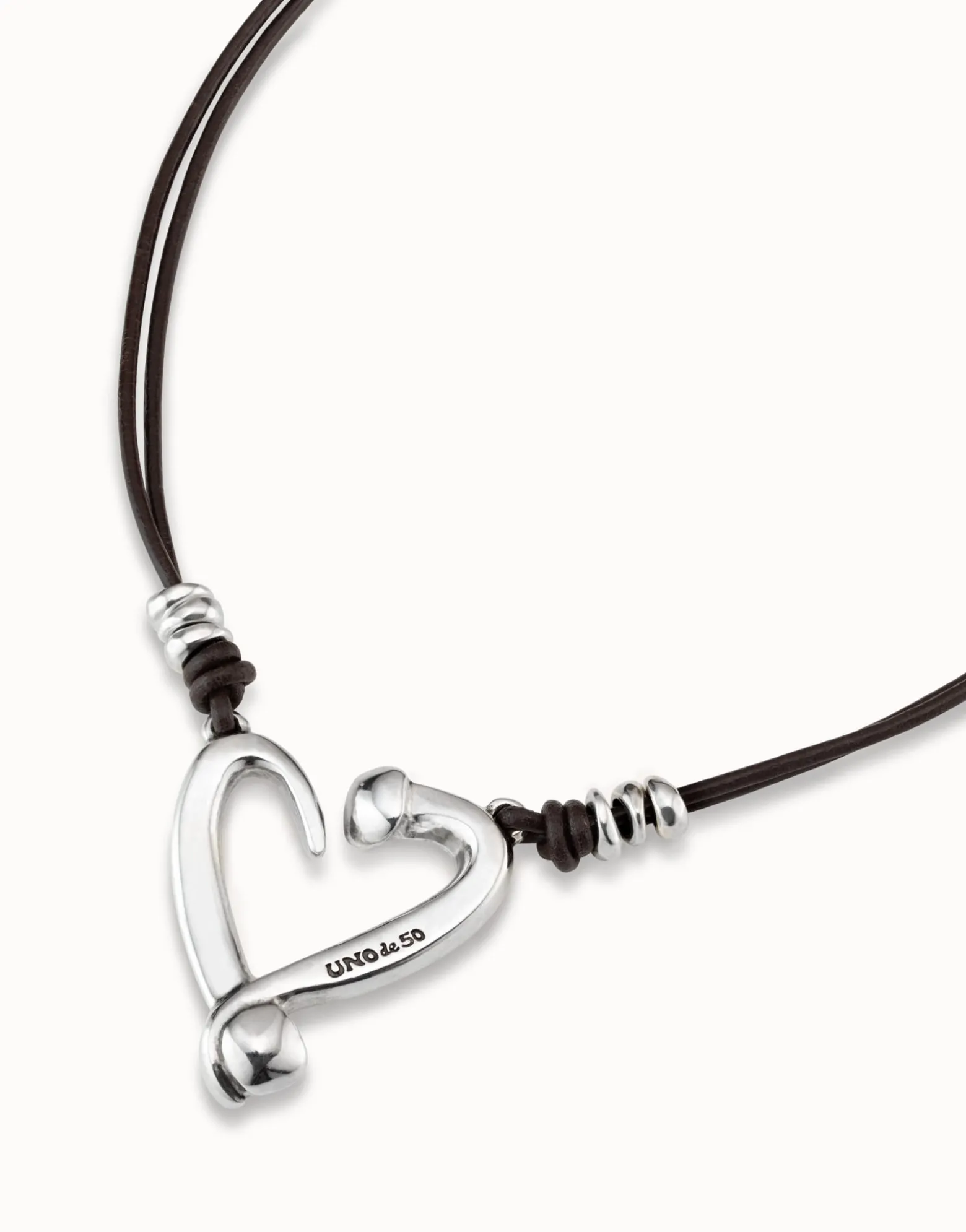 Short leather necklace with a heart