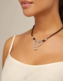 Short leather necklace with a heart