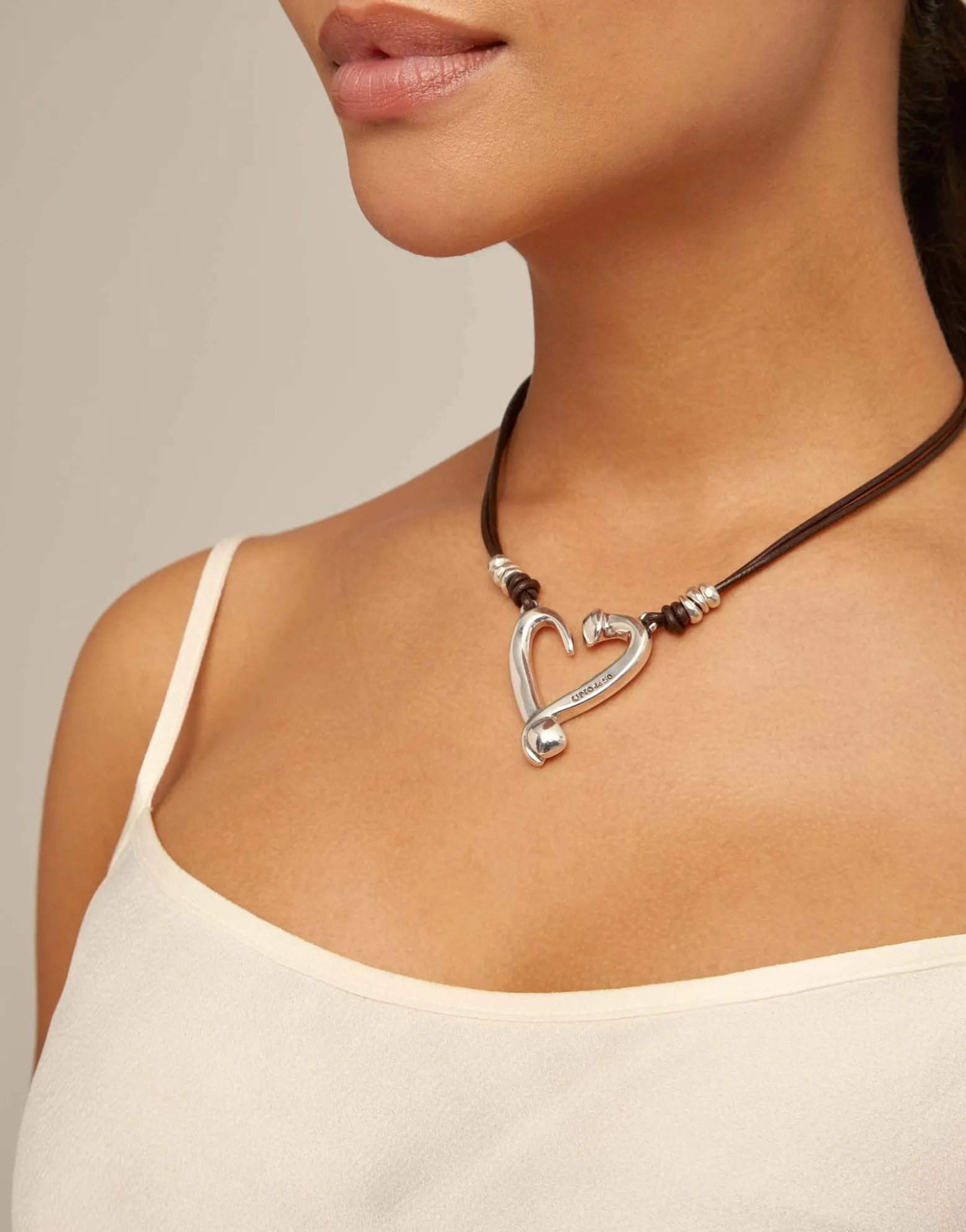 Short leather necklace with a heart