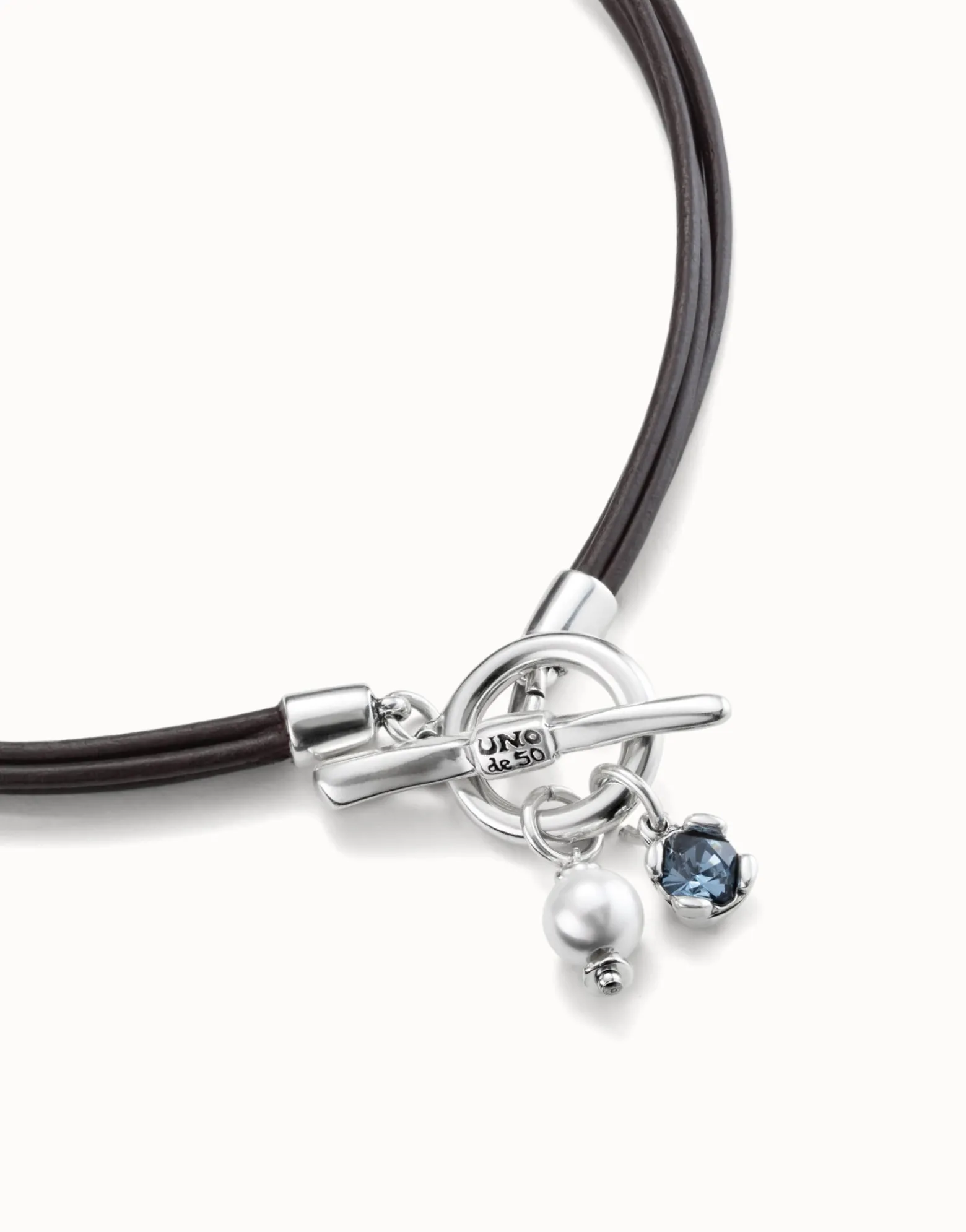 Short leather necklace with central clasp