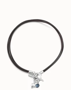 Short leather necklace with central clasp