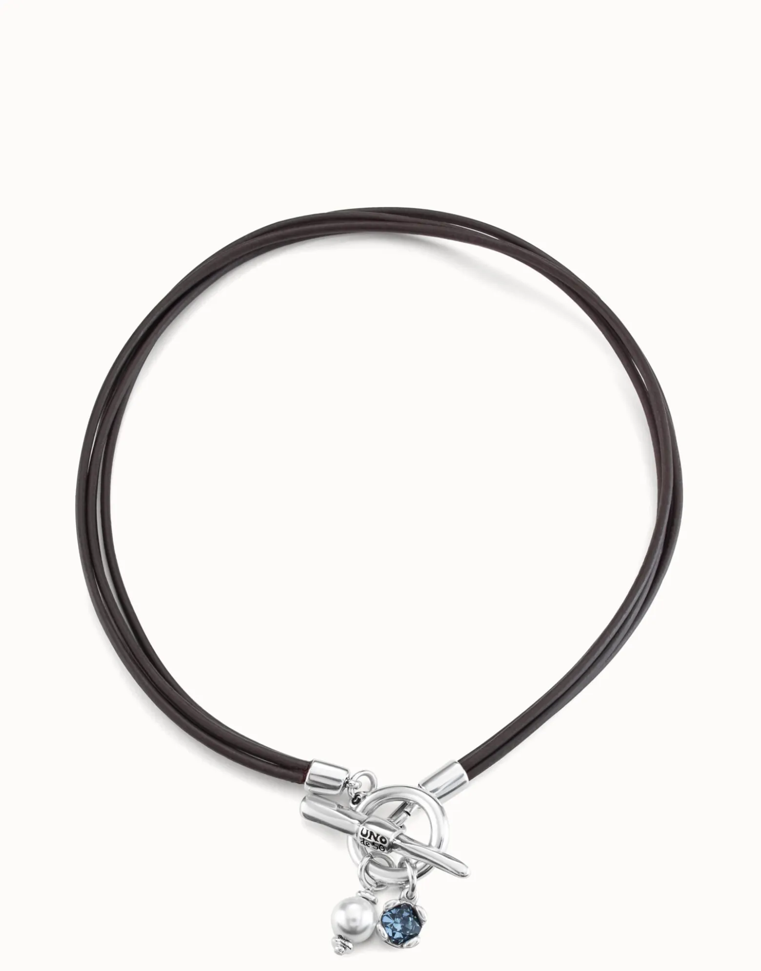 Short leather necklace with central clasp