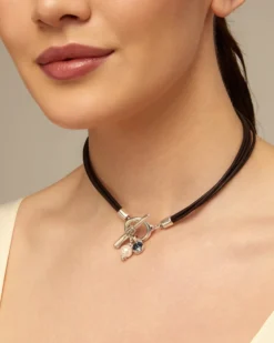Short leather necklace with central clasp