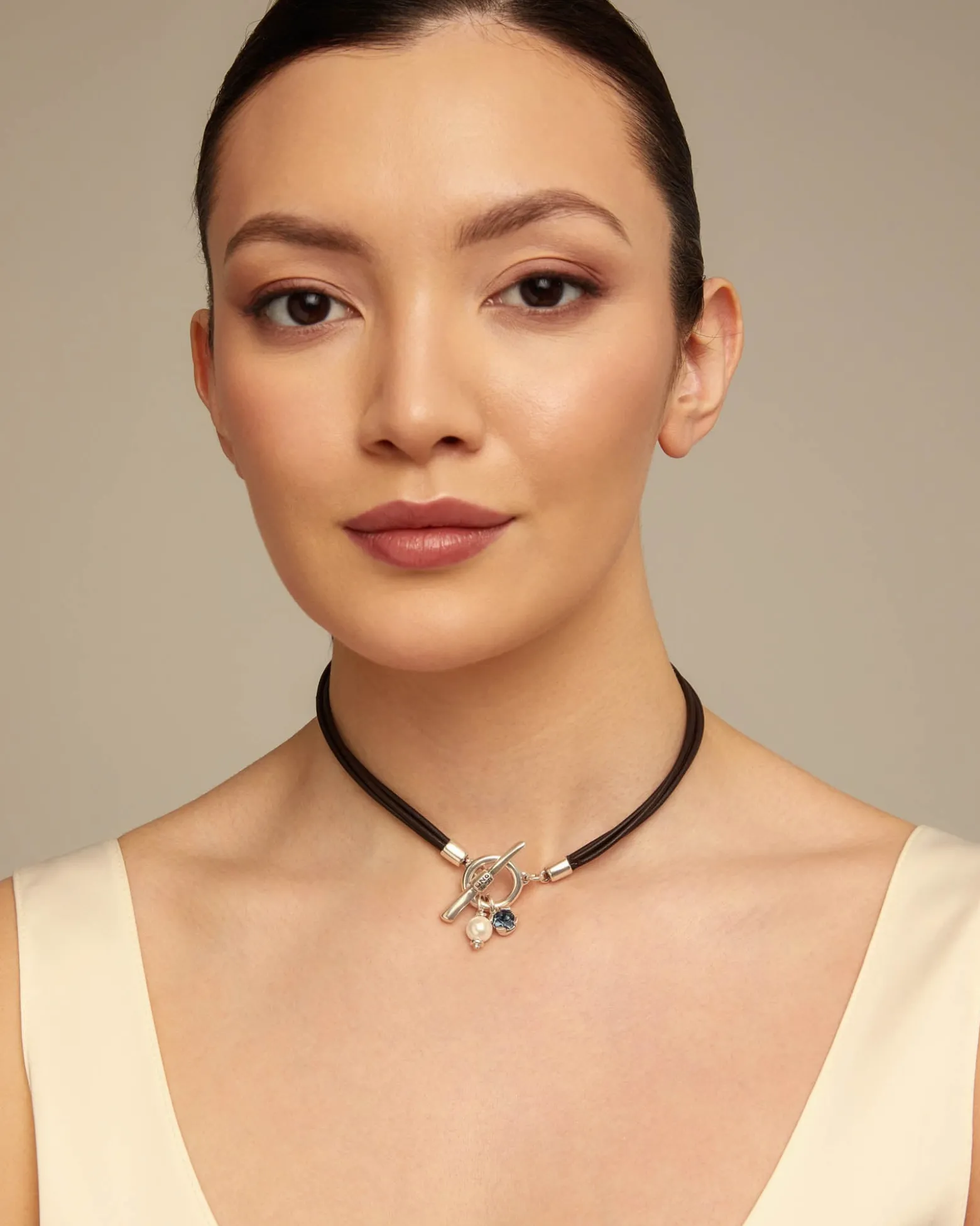 Short leather necklace with central clasp