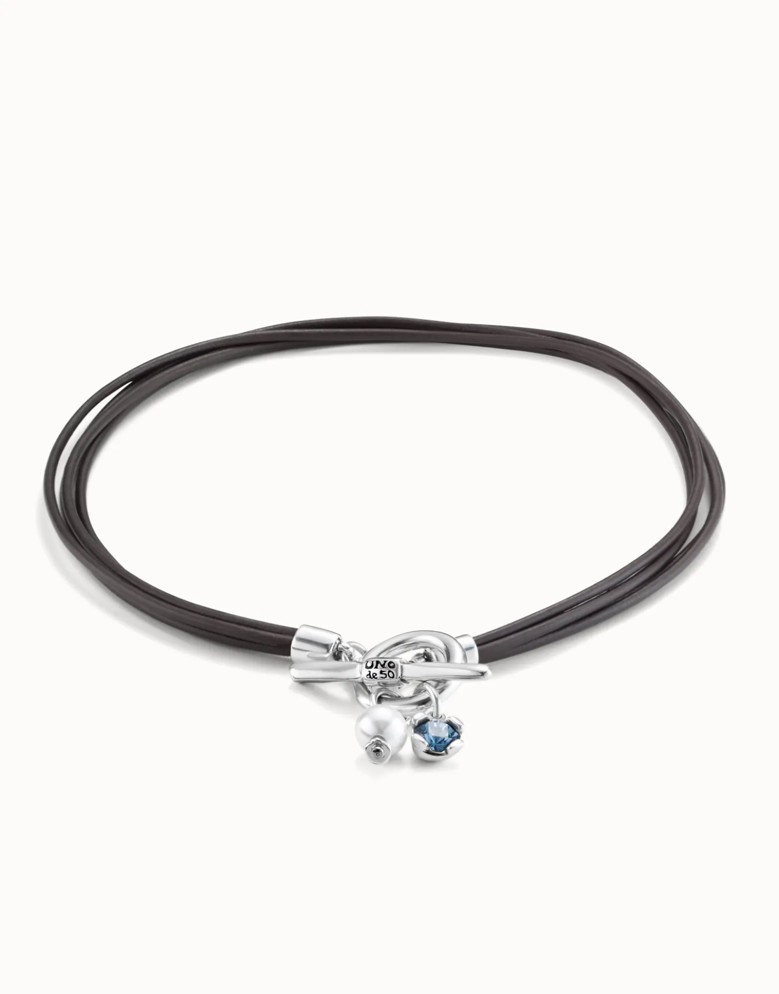 Short leather necklace with central clasp