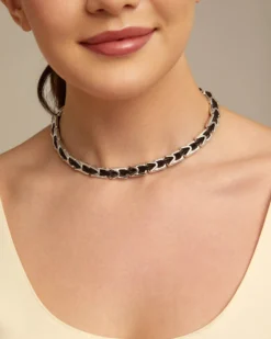 Short leather necklace with links