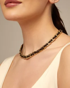Short leather necklace with links