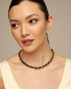 Short leather necklace with links