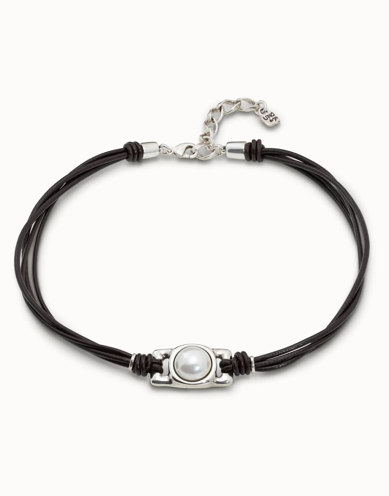 Short leather necklace with pearl
