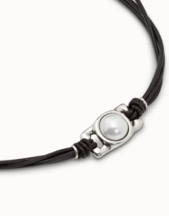 Short leather necklace with pearl