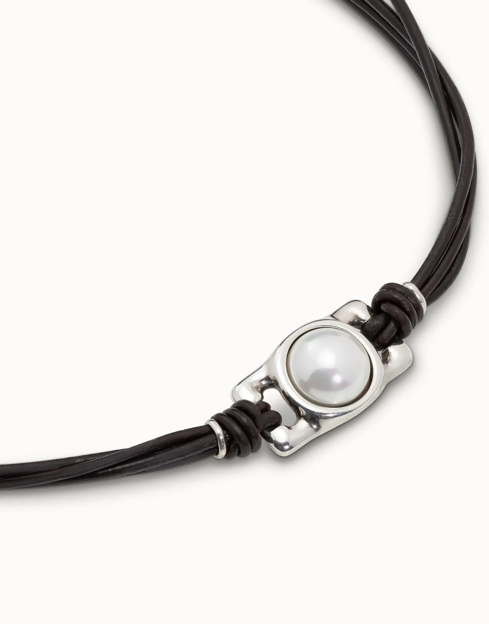 Short leather necklace with pearl