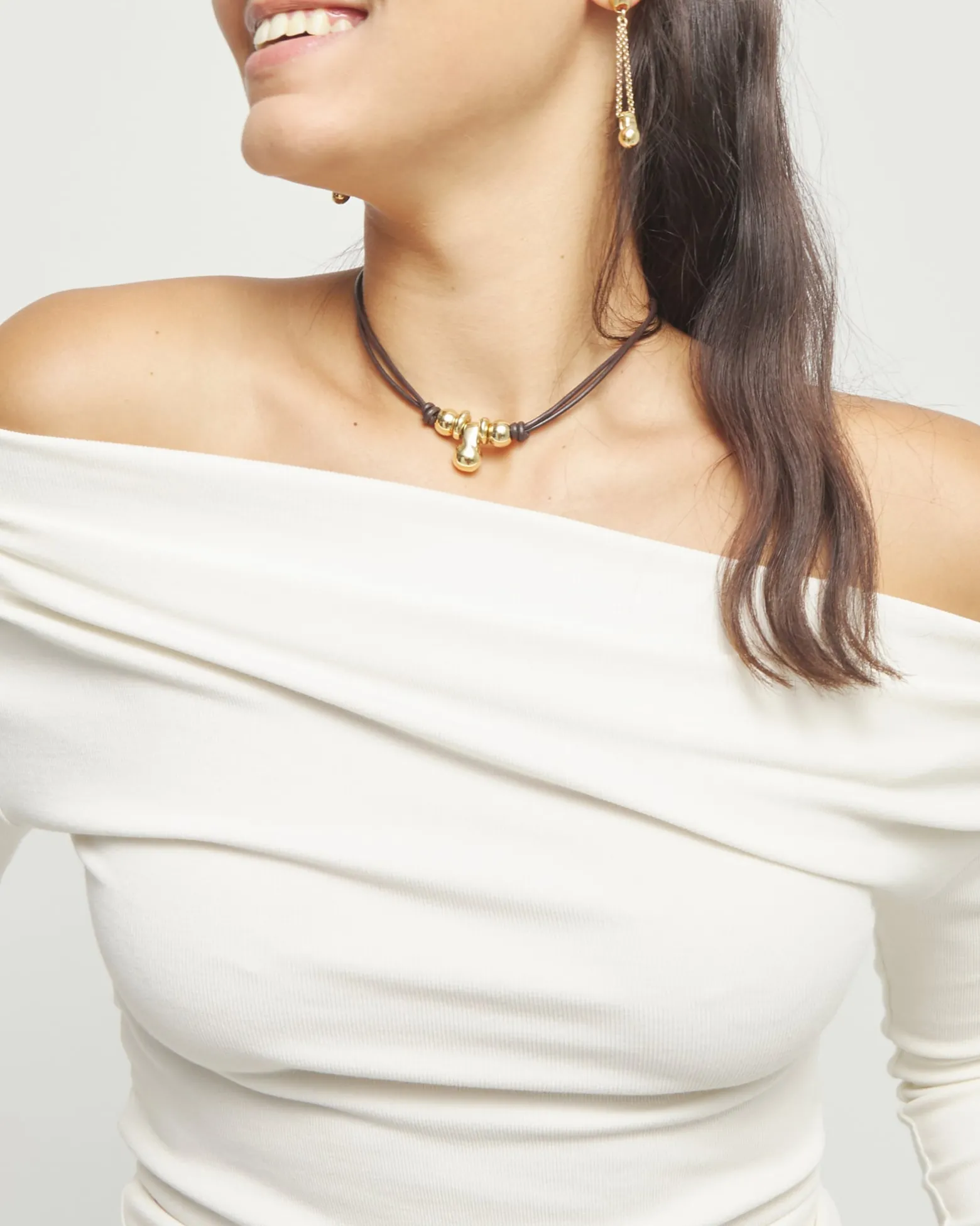 Short leather necklace with three spheres