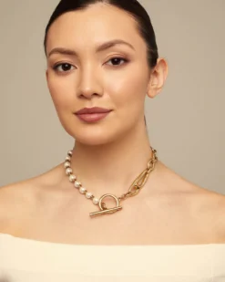 Short link chain necklace with pearls