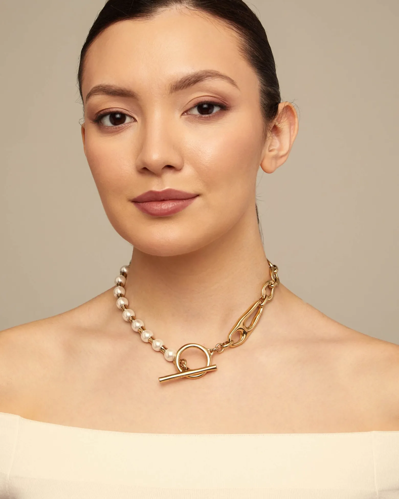 Short link chain necklace with pearls