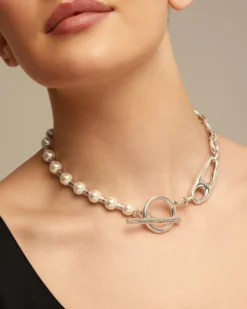 Short link chain necklace with pearls