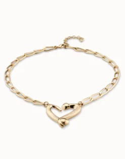 Short link chain pendant necklace with a heart