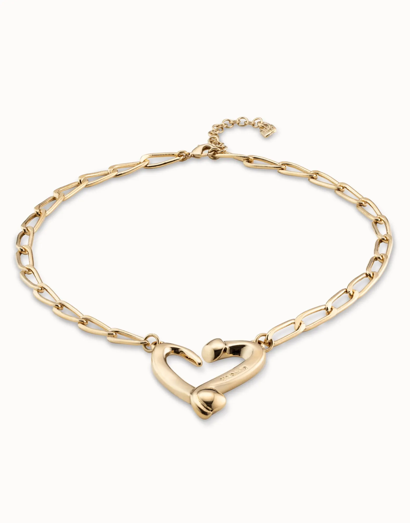 Short link chain pendant necklace with a heart