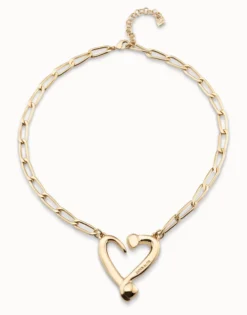 Short link chain pendant necklace with a heart