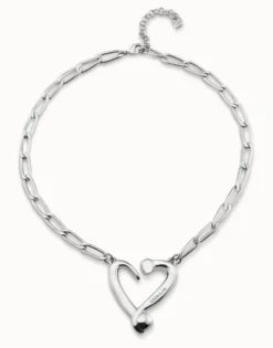 Short link chain pendant necklace with a heart