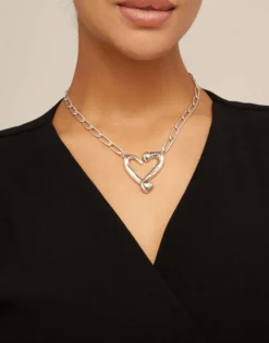 Short link chain pendant necklace with a heart