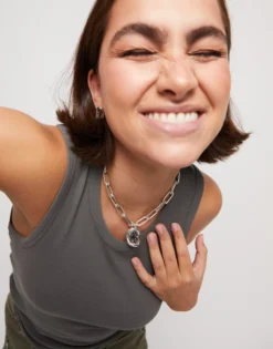 Short link chain pendant necklace grey crystal