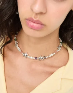 Short necklace with crystals and small starfishes