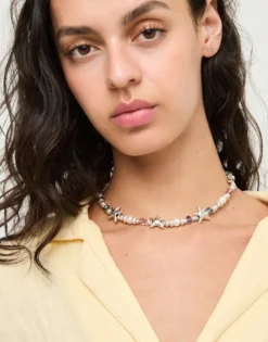 Short necklace with crystals and small starfishes