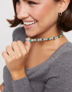Short necklace with green crystals