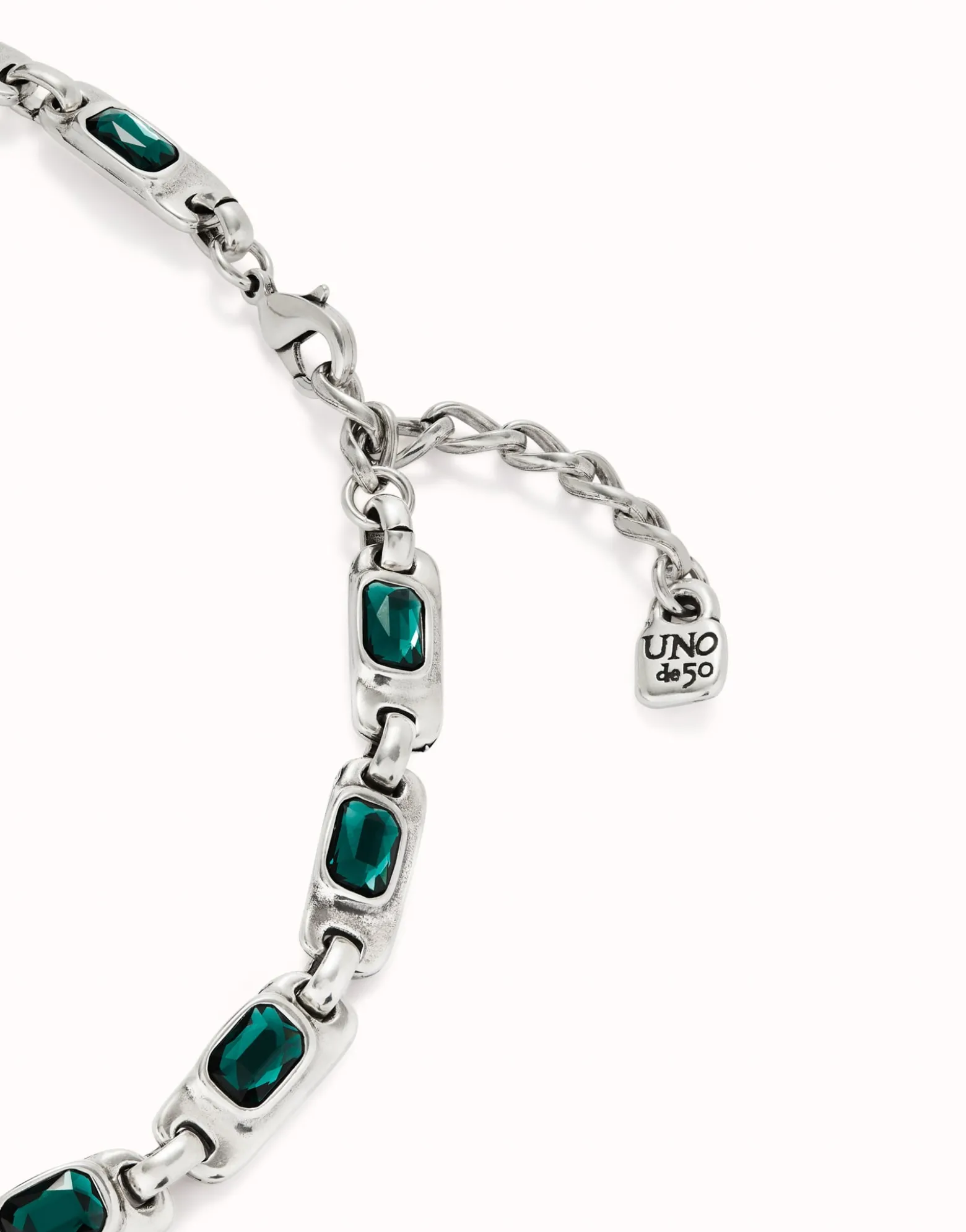 Short necklace with green crystals